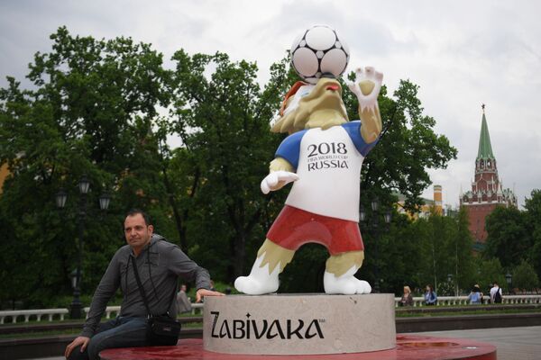 مردی در کنار نماد رسمی مسابقات جام جهانی 2018 روسیه، میدان مانژ - مسکو - اسپوتنیک ایران  