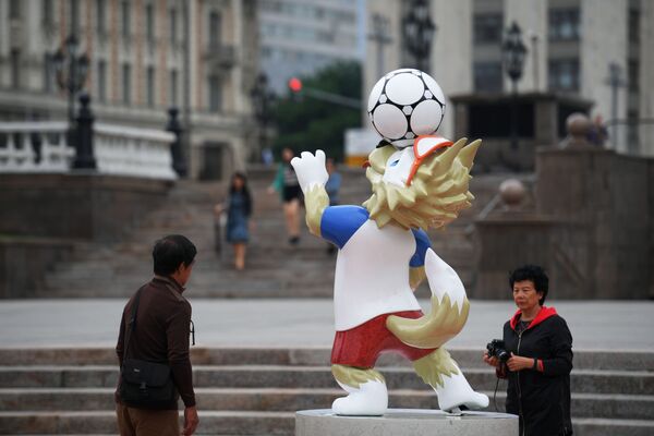 گردشگران در کنار نماد جام جهانی 2018 روسیه در میدان مانژ - مسکو - اسپوتنیک ایران  