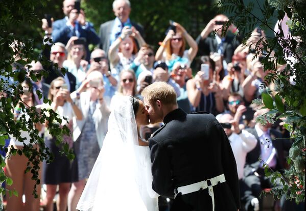بوسه پرنس هری و مگان در مراسم ازدواج پرنس هری و مگان مارکل در بریتانیا - اسپوتنیک ایران  