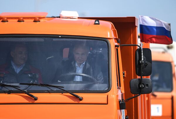 ولادیمیر پوتین، رئیس جمهور روسیه پشت فرمان کامیون در مراسم افتتاح پل کریمه - اسپوتنیک ایران  