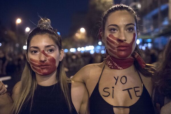 شرکت کنندگان راهپیمایی علیه تجاوز به زنان در سانتیاگو شیلی - اسپوتنیک ایران  