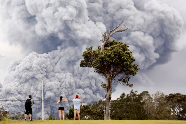 مردم در حال تماشای آتشفشان کیلاوا در هاوایی آمریکا - اسپوتنیک ایران  