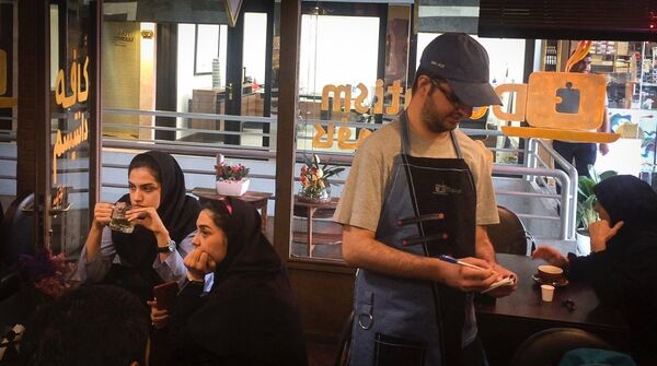 کافه ای بی رقیب در یکی از خیابانهای تهران + ویدیو - اسپوتنیک ایران  
