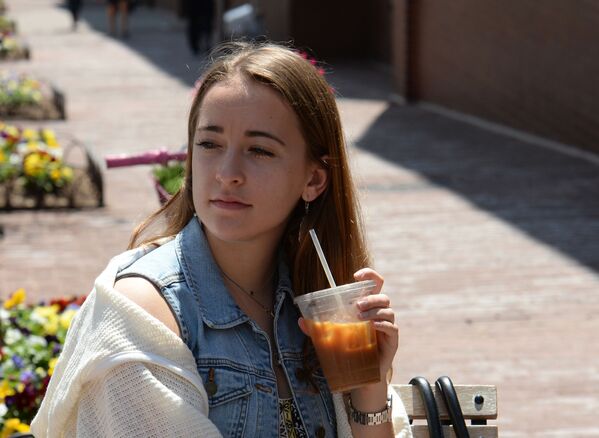 دختری در حال نوشیدن قهوه در واشینگتن - اسپوتنیک ایران  