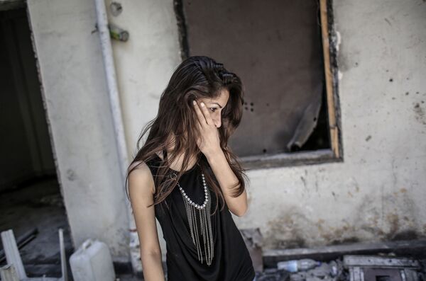 دختری در حال تماشای خانه خود در حمص سوریه - اسپوتنیک ایران  