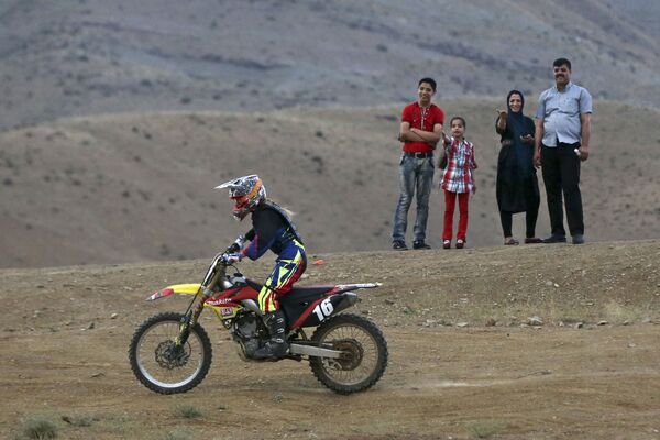 موتورسوار زن ایرانی - اسپوتنیک ایران  