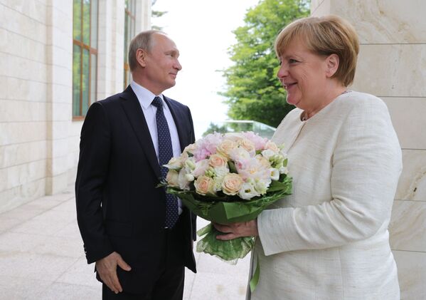 ولادیمیر پوتین رئیس جمهور روسیه و آنگلا مرکل صدر اعظم آلمان در سوچی - روسیه - اسپوتنیک ایران  