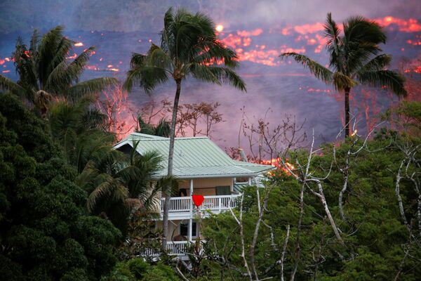 فوران دهانه آتشفشان کیلوا در هاوایی در نزیکی خانه ای در این منطقه - اسپوتنیک ایران  