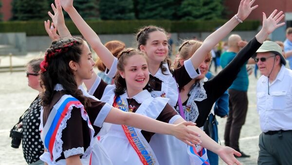جشن آخرین زنگ مدرسه در میدان سرخ مسکو - اسپوتنیک ایران  