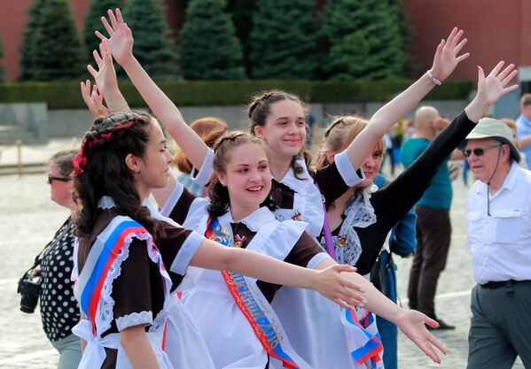 جشن آخرین زنگ مدرسه در میدان سرخ مسکو - اسپوتنیک ایران  