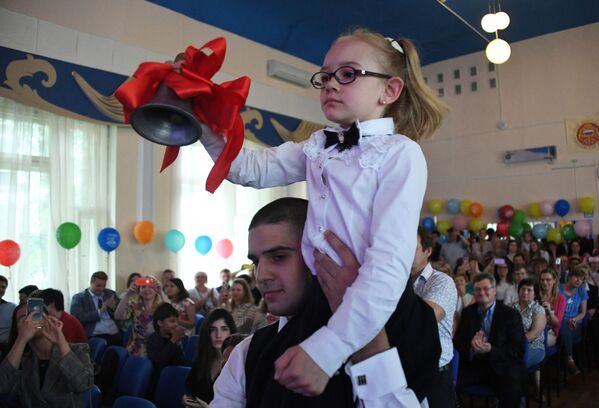 جشن آخرین زنگ مدرسه - مسکو - اسپوتنیک ایران  