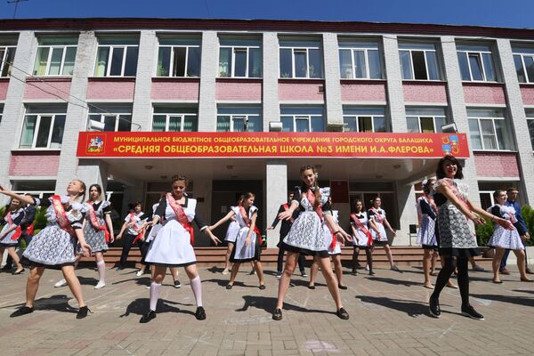 جشن آخرین زنگ مدرسه - مسکو - اسپوتنیک ایران  