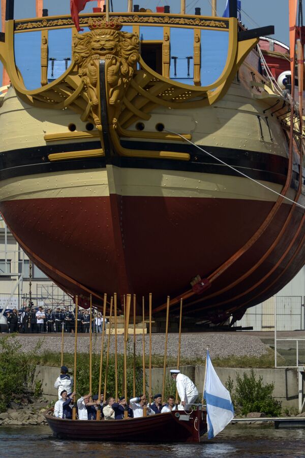 به آب اندازی کشتی 54 توپی « پولتاوا» در مراسم جشن «روز شهر» در سن پیترزبورگ روسیه - اسپوتنیک ایران  
