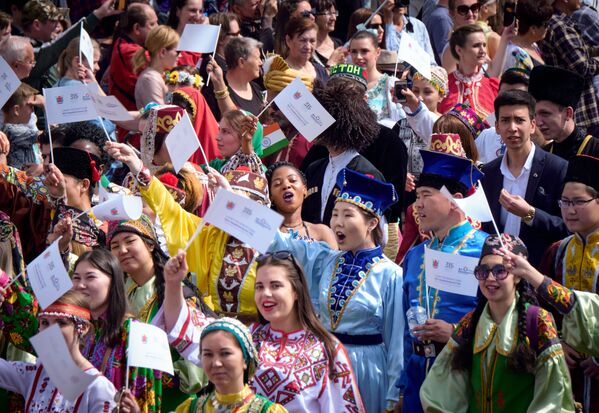 ساکنان و مهمانان در مراسم جشن «روز شهر» در سن پیترزبورگ روسیه - اسپوتنیک ایران  