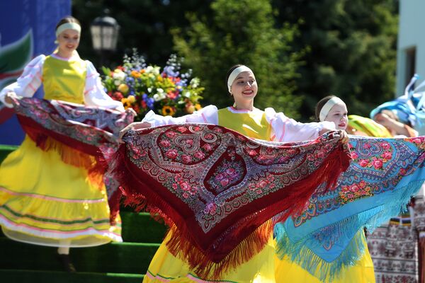 شرکت کنندگان جشن ملی روسی «کاراوان» در قازان تاتارستان - اسپوتنیک ایران  