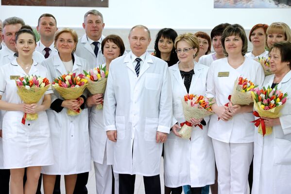 ولادیمیر پوتین رئیس جمهور روسیه با کارکنان  بیمارستان شهری در بریانسک - اسپوتنیک ایران  