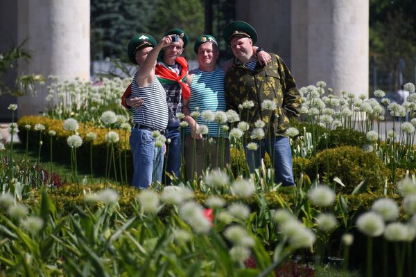 ماموران مرزی این روز را در پارک گورکی مسکو جشن می گیرند - اسپوتنیک ایران  