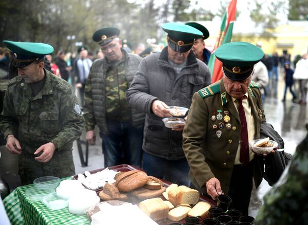 ماموران مرزی این روز را در پارک مرکزی در نوواسیبیرسک جشن می گیرند - اسپوتنیک ایران  