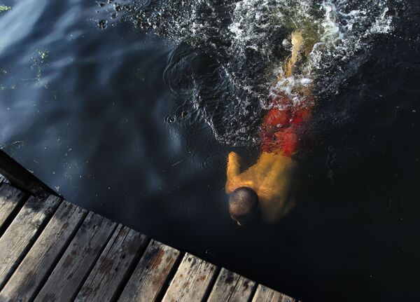 شناگر در رودخانه مسکو - اسپوتنیک ایران  