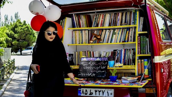 طعم قهوه با کتاب در کافه سیار تیتیل - اسپوتنیک ایران  