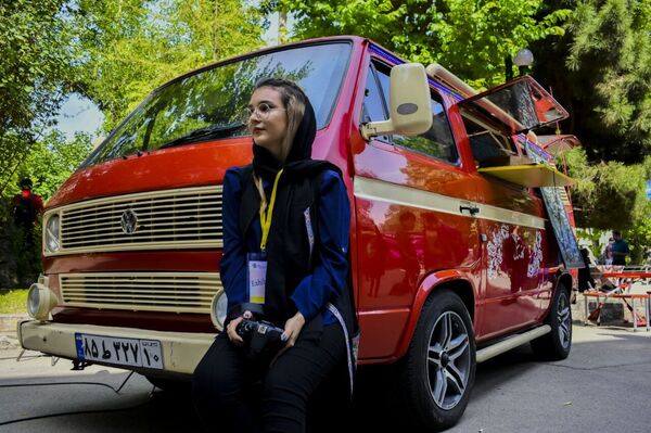 طعم قهوه با کتاب در کافه سیار تیتیل طعم قهوه با کتاب در کافه سیار تیتیل - اسپوتنیک ایران