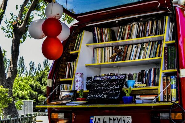 طعم قهوه با کتاب در کافه سیار تیتیل طعم قهوه با کتاب در کافه سیار تیتیل - اسپوتنیک ایران