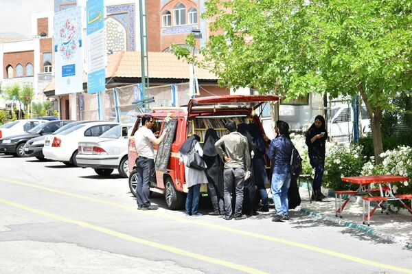 مشتریان کافه سیار تیتیل مشتریان کافه سیار تیتیل - اسپوتنیک ایران