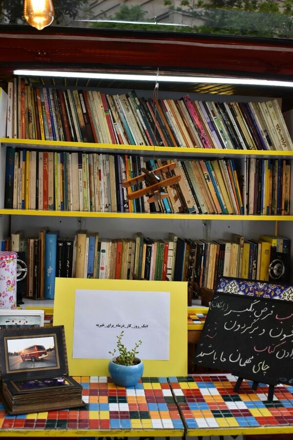 طعم قهوه با کتاب در کافه سیار تیتیل طعم قهوه با کتاب در کافه سیار تیتیل - اسپوتنیک ایران