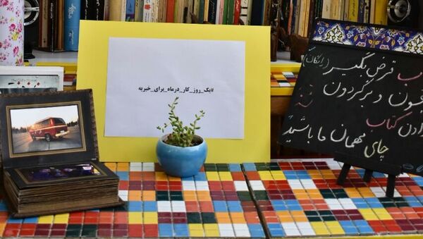 وقتی منوی کتاب به کافه راه پیدا می کند +عکس - اسپوتنیک ایران  
