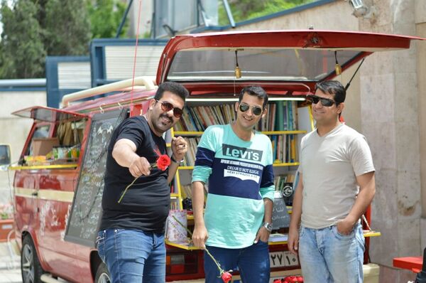 صاحبان کافه سیار تیتیل: محمدرضا حیدری، مصطفی رسولی، کوروش اسماعیلی صاحبان کافه سیار تیتیل: محمدرضا حیدری، مصطفی رسولی، کوروش اسماعیلی - اسپوتنیک ایران