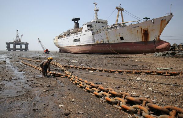 کارگر هندی در نزدیکی کشتی نفت کش - اسپوتنیک ایران  