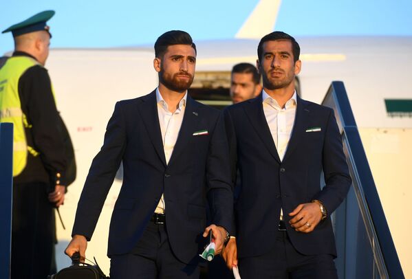 علیرضا جهانبخش و احسان حاج صفی،اعضای تیم ملی فوتبال ایران هنگام خروج از هواپیما در فرودگاه ونوکوو مسکو - اسپوتنیک ایران  