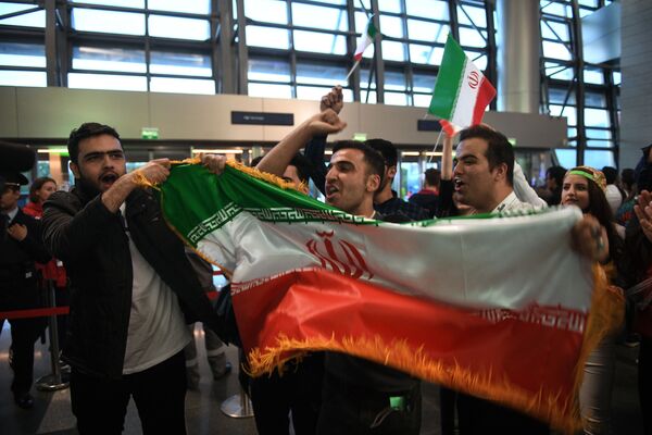 استقبال فوتبال دوستان از تیم ملی ایران در فرودگاه ونوکوو مسکو - اسپوتنیک ایران  