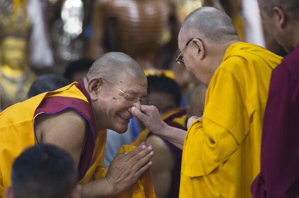 دالایی لاما رهبر مذهبی تبتی ها در حال شوخی با جوان تبتی - اسپوتنیک ایران  