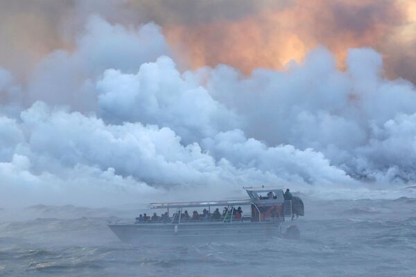 مردم از درون کشتی تفریحی به آتش فشان کیلوا در هاوایی نگاه می کنند - اسپوتنیک ایران  