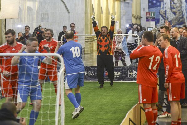 بازیکنان در مسابقه فوتبال در ایستگاه مترو « مژدونارودنایا» سن پترزبورگ - اسپوتنیک ایران  