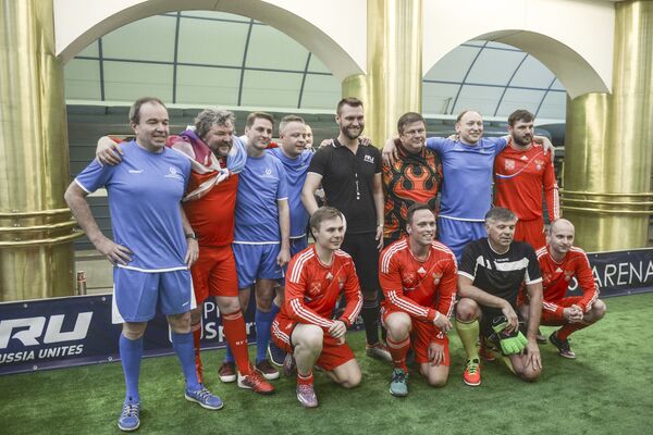 بازیکنان  پس از اتمام مسابقه فوتبال در ایستگاه مترو « مژدونارودنایا» سن پترزبورگ - اسپوتنیک ایران  