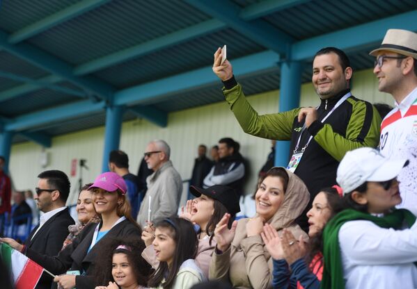 هواداران در حال تماشای تمرین تیم ملی فوتبال ایران در مسکو - اسپوتنیک ایران  