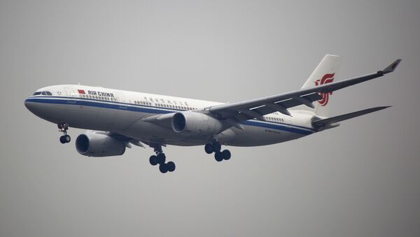 دختر چینی مست، مهماندار هواپیمای در حال  پرواز به پکن را گاز گرفت - اسپوتنیک ایران  