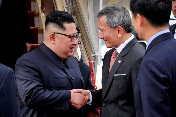 کیم جونگ اون رهبر کره شمالی در فرودگاه سنگاپور - اسپوتنیک ایران  