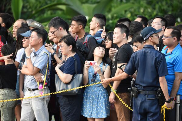 شهروندان سنگاپور در انتظار عبور  خودروی کیم جونگ اون رهبر کره شمالی - اسپوتنیک ایران  