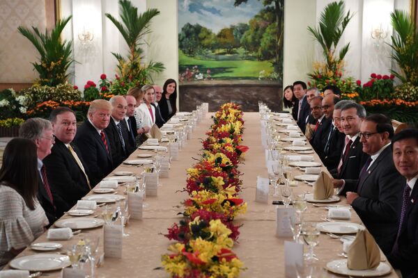 دونالد ترامپ و نخست وزیر سنگاپور در ضیافت ناهار - اسپوتنیک ایران  