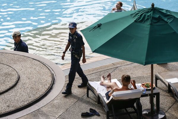 پلیس در کنار استخر هتل «شانگری لا» در سنگاپور - اسپوتنیک ایران  