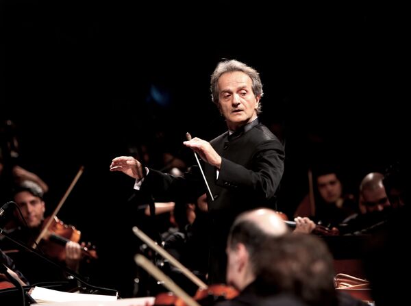 شهرداد روحانی، رهبر ارکستر سمفونیک تهران - اسپوتنیک ایران  