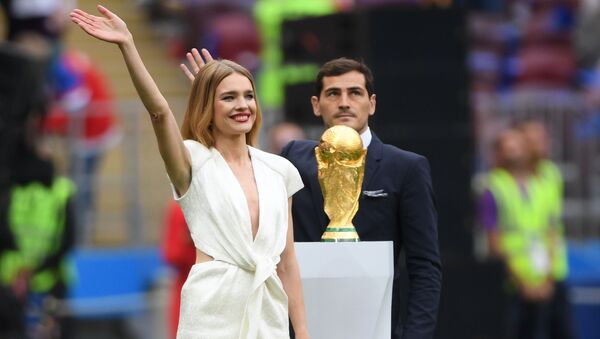 مدل ناتالیا وودیانووا و فوتبالیست ایکر کاسیلیاس با جام جهانی فوتبال  2018 در مراسم افتتاحیه - اسپوتنیک ایران  