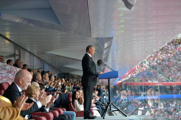 ولادیمیر پوتین در مراسم افتتاحیه جام جهانی فوتبال-2018 در استادیوم «لوژنیکی» مسکو - اسپوتنیک ایران  