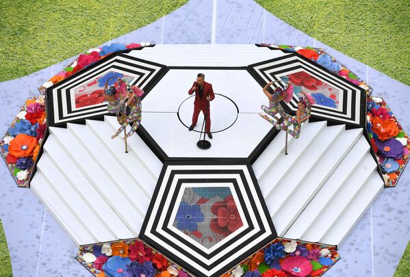 خواننده روبی ویلیامز در مراسم افتتاحیه جام جهانی فوتبال-2018 در استادیوم «لوژنیکی» مسکو - اسپوتنیک ایران  
