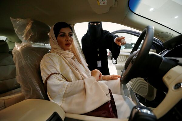 جراح زن از عربستان در حال انتخاب خودرو - اسپوتنیک ایران  