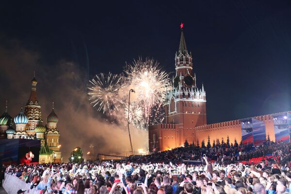 آتش بازی جشن روز روسیه در میدان سرخ - اسپوتنیک ایران  