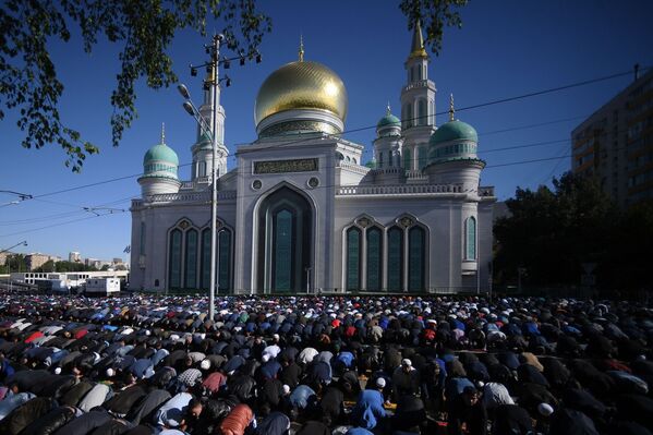 مسلمانان در روز عید فطر در مسجد جامع مسکو - اسپوتنیک ایران  